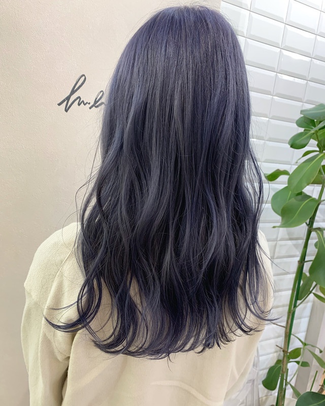 Glossy long waves with an all over dark blue violet hair color
